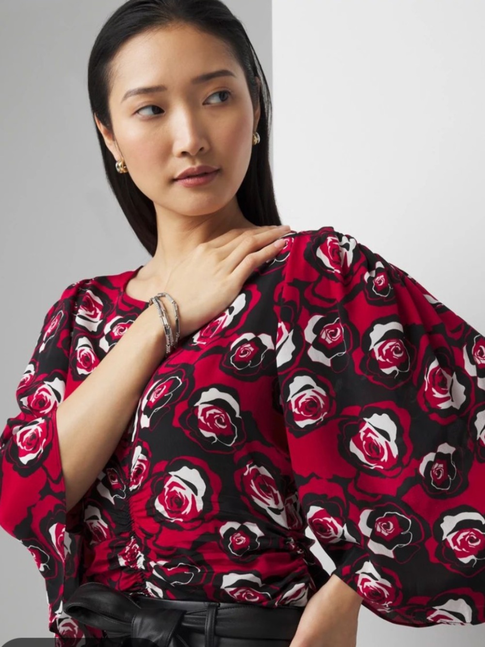 White House Black Market Black and Red Rose-Print Kimono Scrunch Blouse